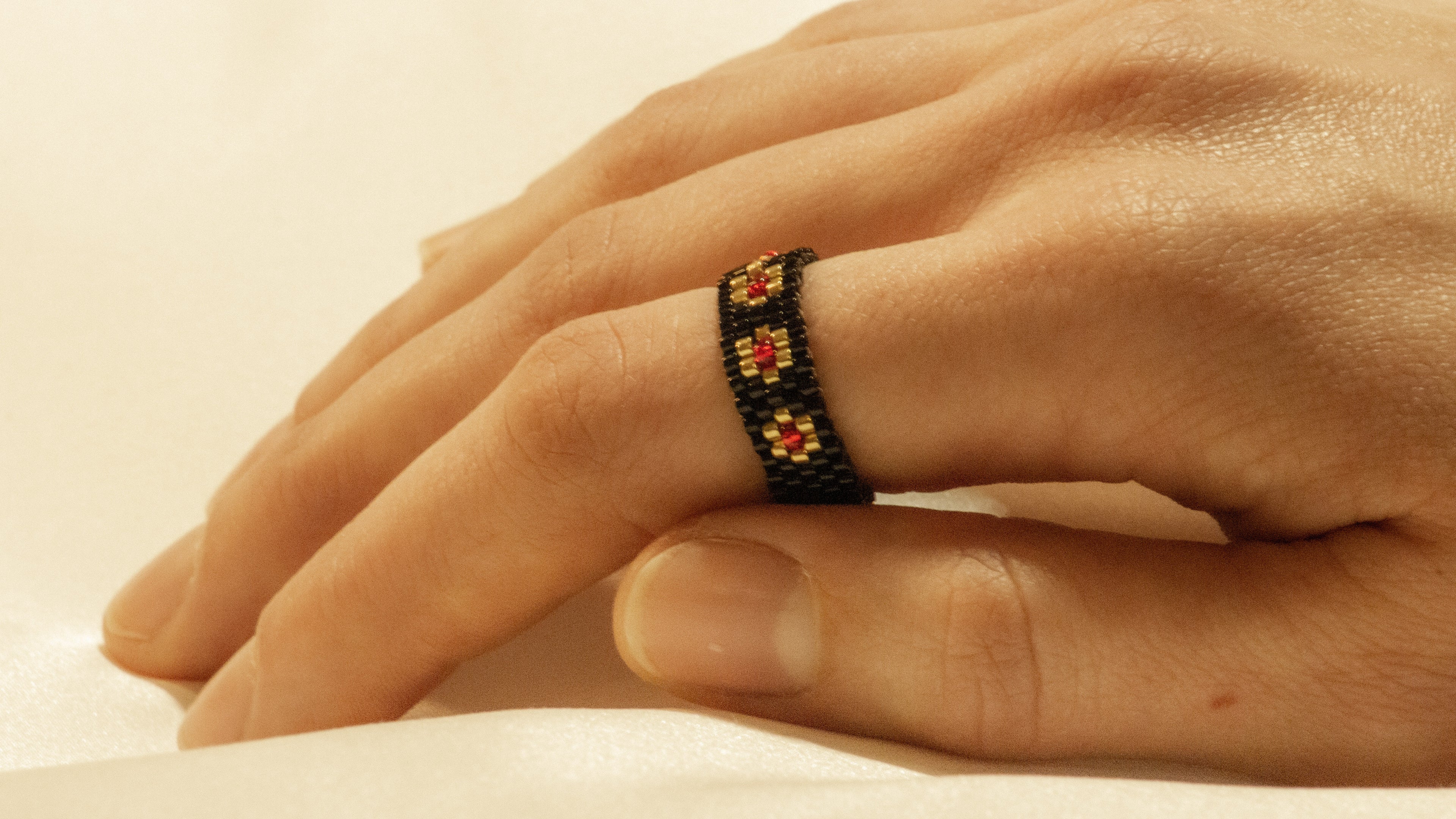 Bague Noire Tissée Motif Fleur